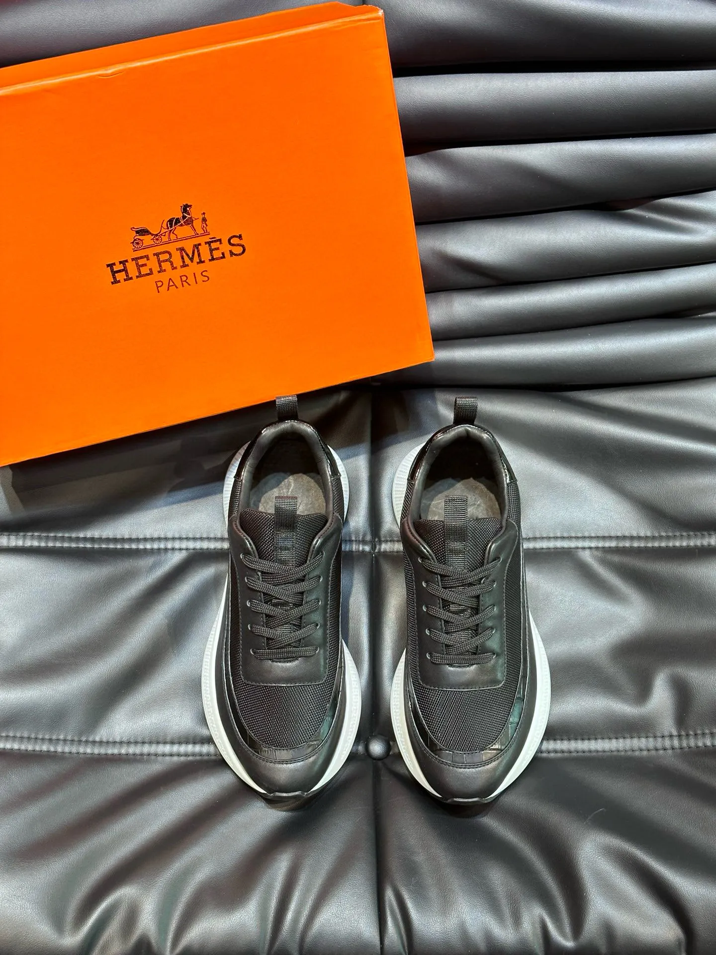 Factory price: 540💰HERMES/Hermes Hugo thick-soled sneakers are casual men's shoes. These sneakers are made of imported first-layer cowhide leather and breathable mesh design. The contrasting color design creates a dynamic and modern shape. The front end of the toe is decorated with natural-color rubber inlays. The style is novel and fashionable. The texture is incomparable, with cowhide lining and cowhide foot pads, the upper foot is comfortable and breathable, and the rubber sole is decorated with geometric patterns and iconic "H" details. A very personal one! Size: 39-44 (customized at 38.45)